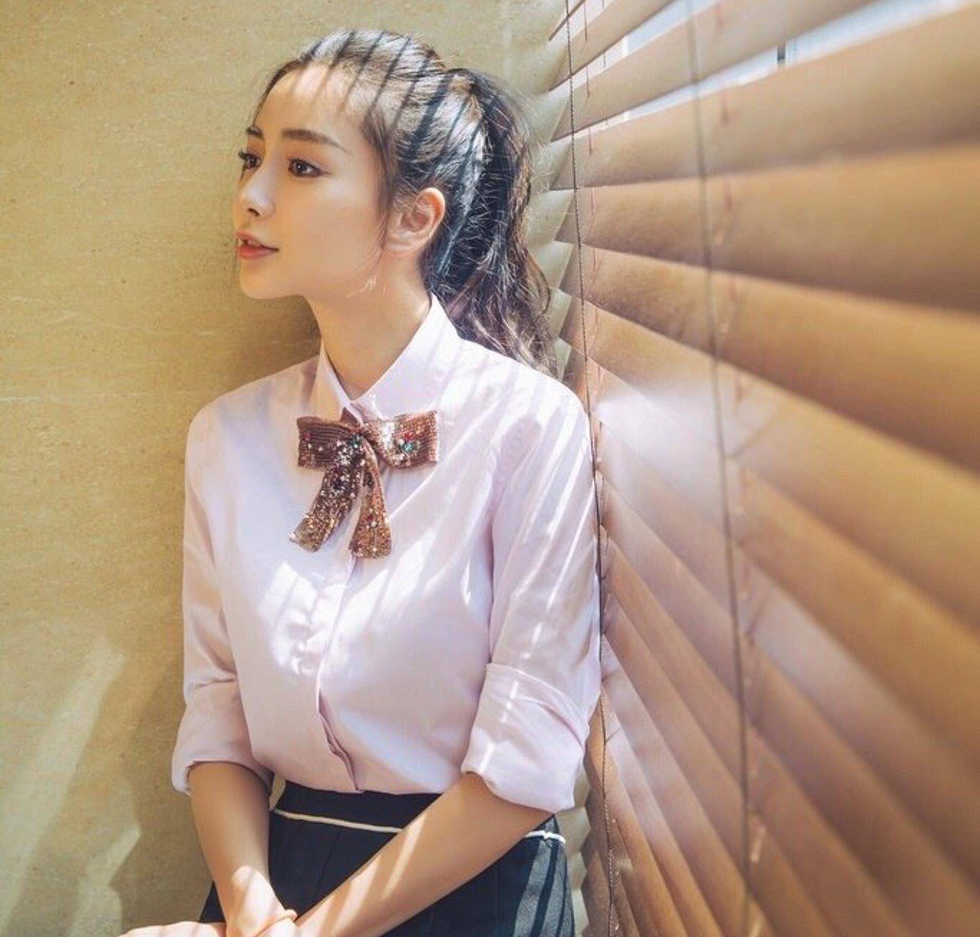 女明星学生look大盘点,angelababy贵族感浓厚,赵丽颖圆脸超显孩子气