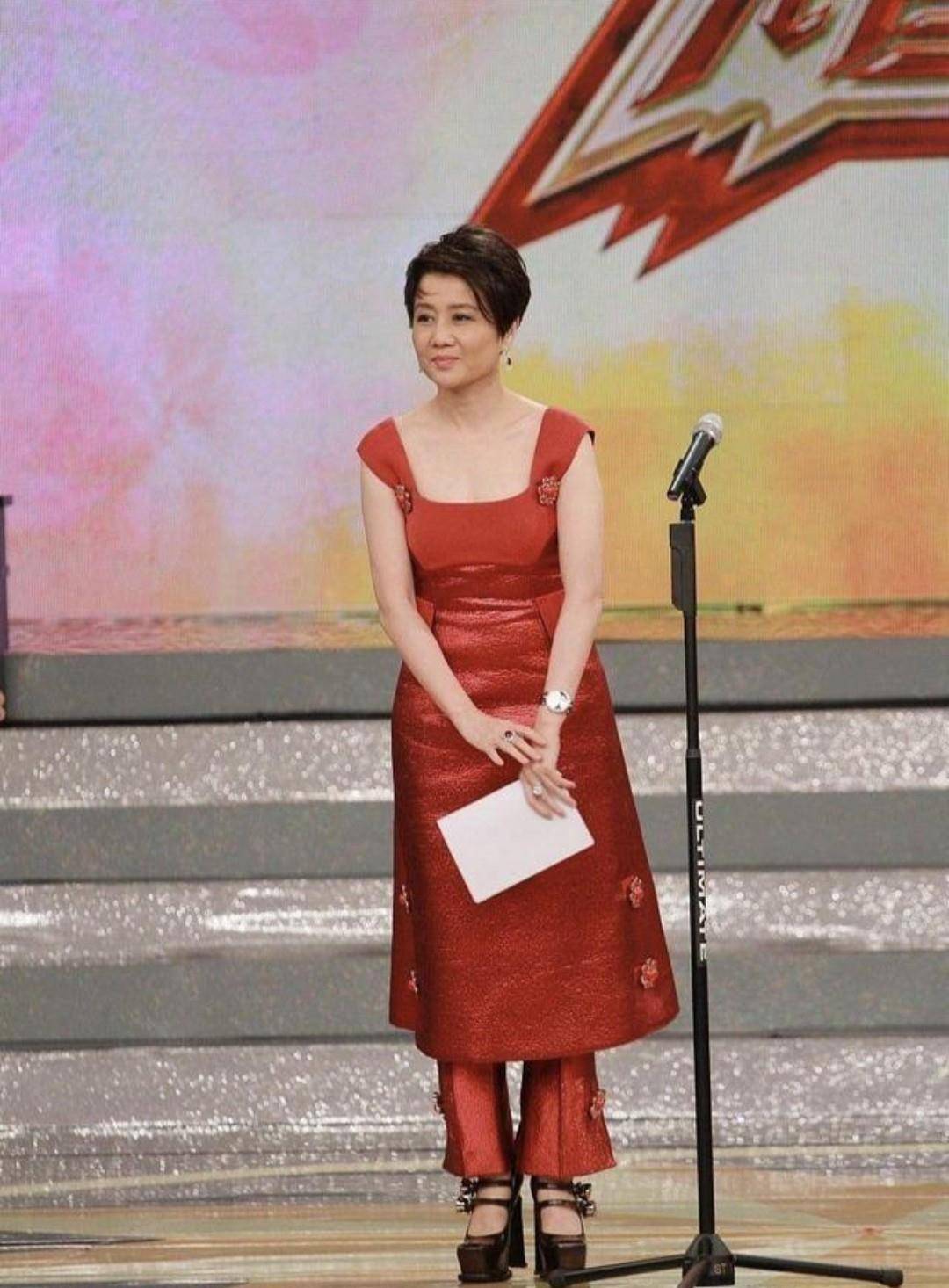 梁安琪穿红色连衣裙亮相,根本看不出是61岁的人,减龄夸张显年轻