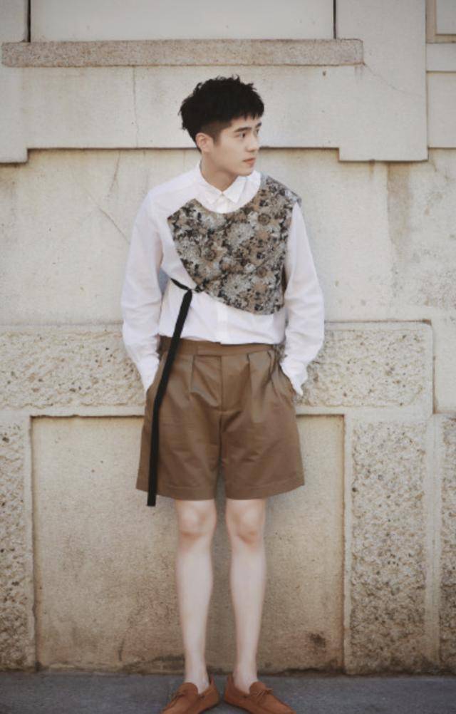 刘昊然挑战烟熏妆,时尚表现力超强,妖娆妆容依旧帅气十足_白色_穿着