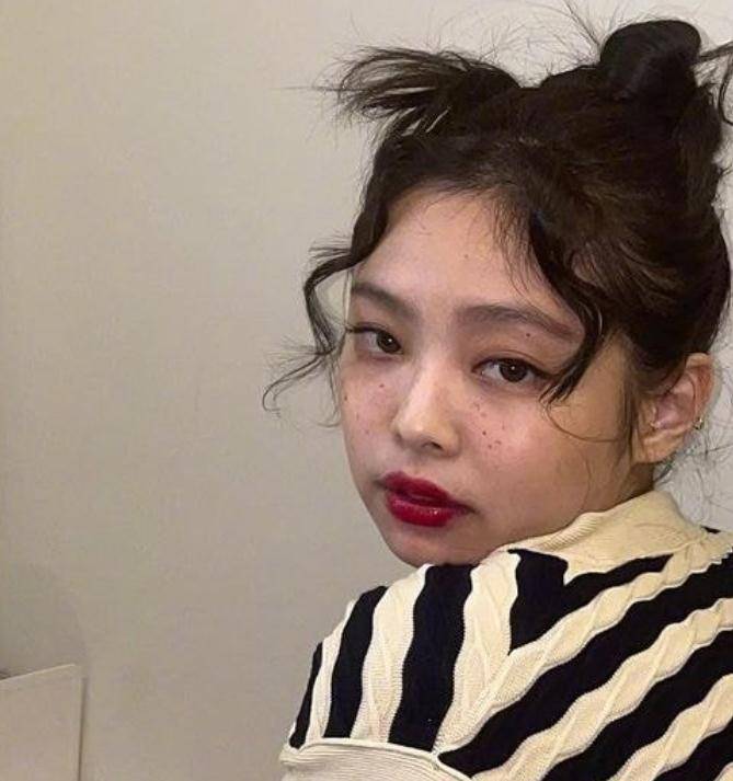 原创太可爱了jennie更新雀斑妆容自拍照配上大红唇变氛围感甜心