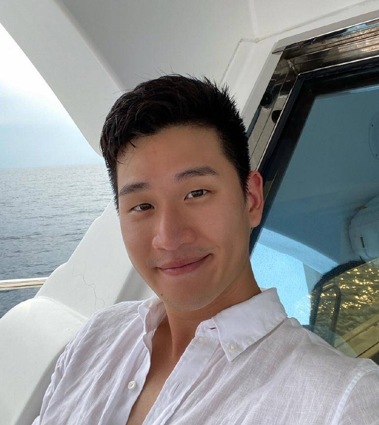 原创地产富二代当歌手为何歌红人不红周兴哲能当周杰伦接班人吗