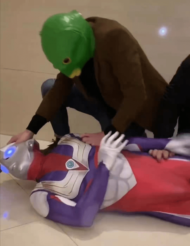 原创奥特曼被绿头怪揍刷爆全网网友人类幼崽的反应亮了笑喷