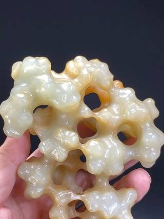 清和田玉玲珑山子太湖石形路路通摆件