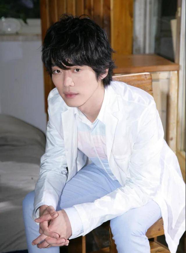 原创40岁张栋梁近照曝光胡子拉碴颜值塌陷曾是富二代因破产入圈