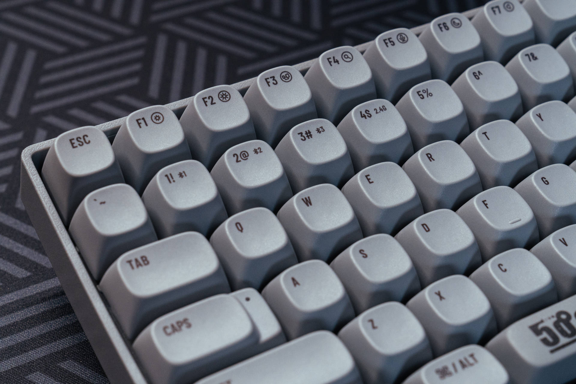 50°灰紧凑的100key键位:lofree洛斐小翘水泥灰蓝牙机械键盘