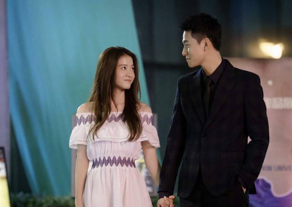 原创塑料姐妹张雪迎曾在情人节示爱鹿晗后发文内涵闺蜜关晓彤