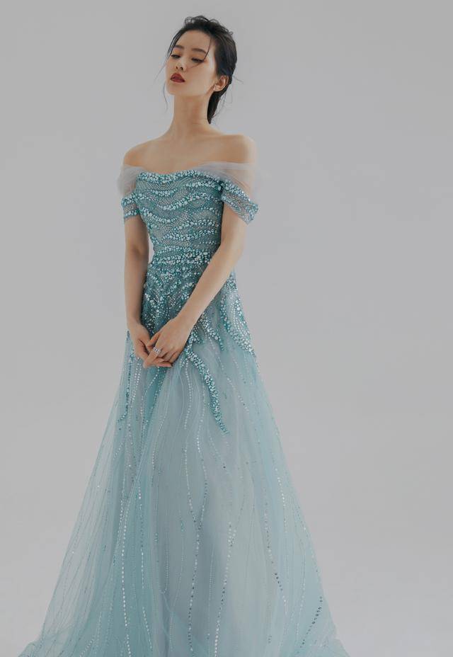 angelababy时尚大片曝光,大胆挑战蓝发人鱼造型,却撞脸李小璐_蓝色