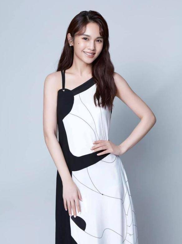 原创杨丞琳穿吊带裙走红毯大秀时尚事业线身材不是一般的好