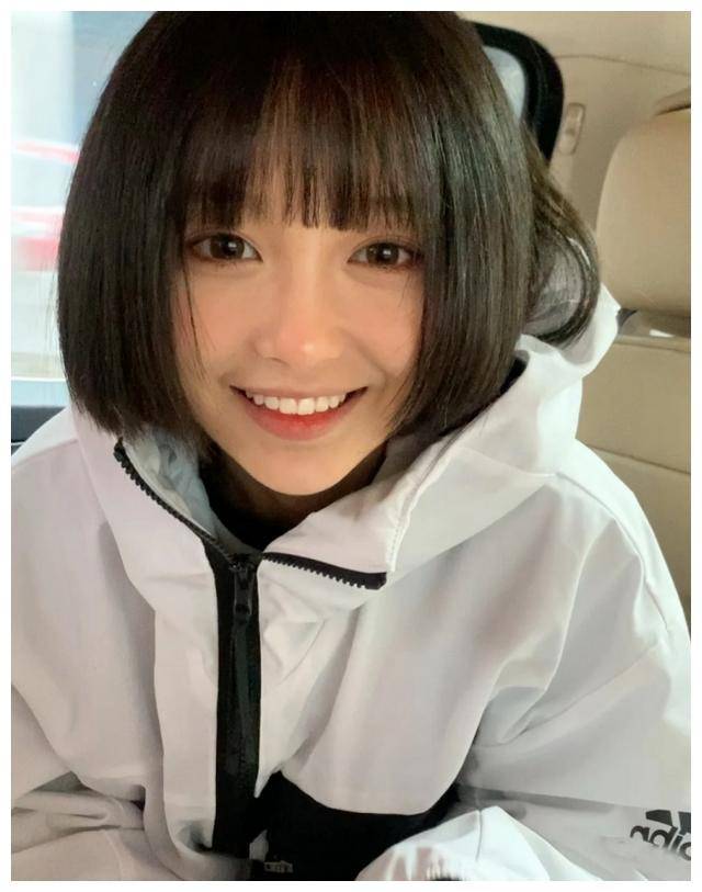 有一种性感叫"短发 齐刘海"女孩,嘴巴一撅,感觉心都要化了_女性_西装