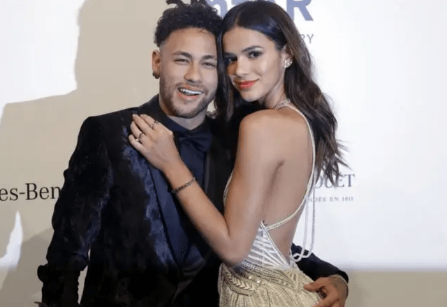 原创内马尔与前妻现女友一起度假母亲也不闲着带36岁男友住酒店