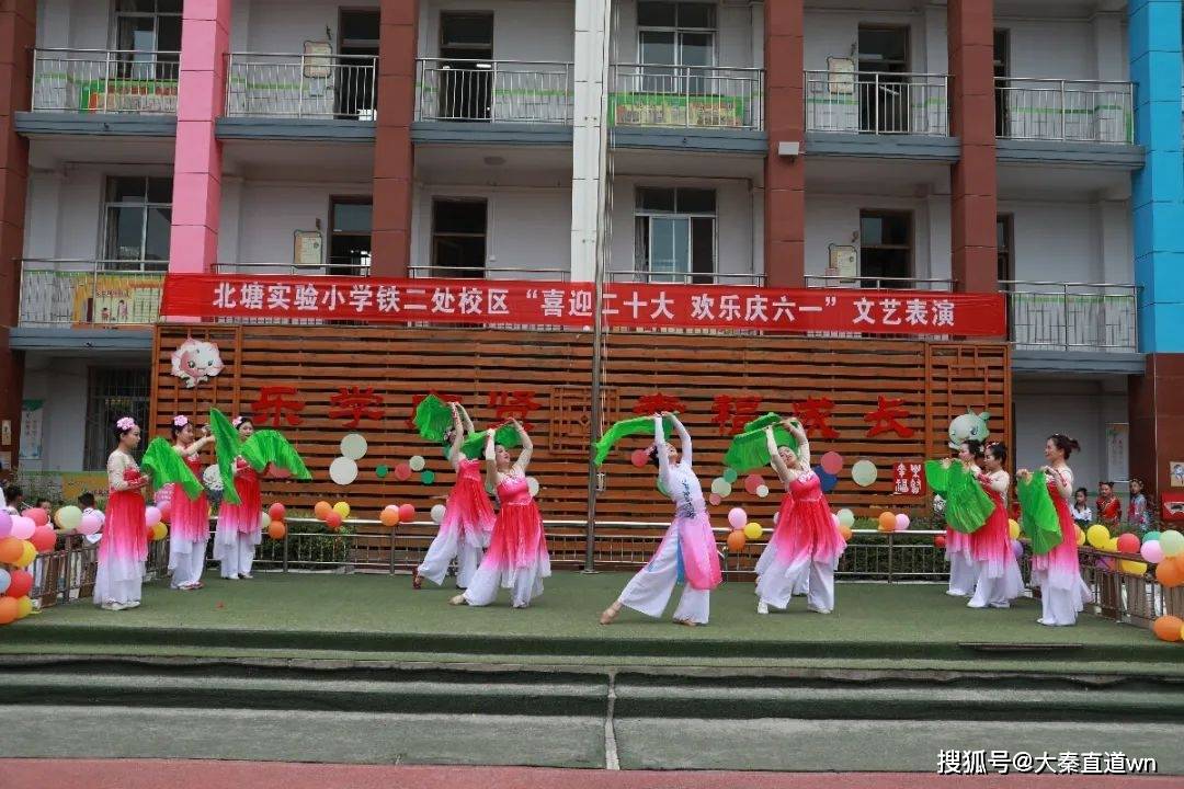 小提琴獨奏《我心永恆》琴聲悠揚在校園,青年教師代表展示的舞蹈《萬