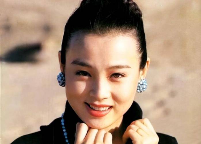 当红时因感情而选择退圈,如今51岁依旧优雅美丽_赵明明_电视剧_生活