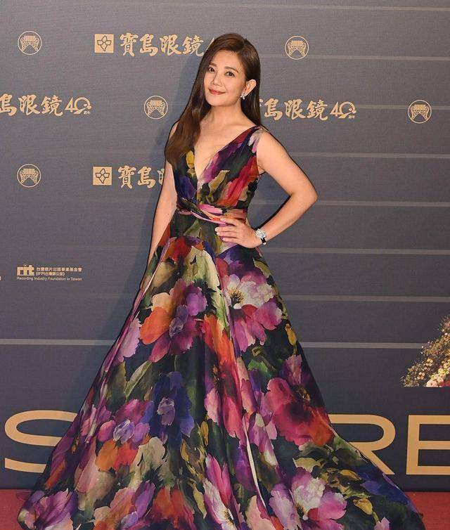 梁静茹长发造型太美了,配这么花的裙子都不幼稚,气质可真温柔