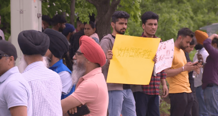 多伦多高校被曝耍大牌收钱不开课数百亚裔留学生抗议