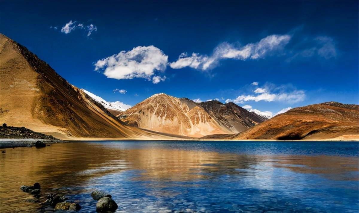 在中国一侧生机勃勃，印度一侧寸草难生的班公湖，偏爱的明目张胆