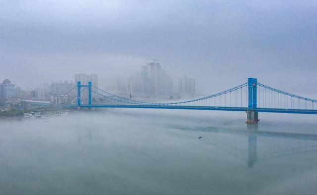 难得一见！下雨天出现平流雾奇观，襄阳古城秒变“海市蜃楼”