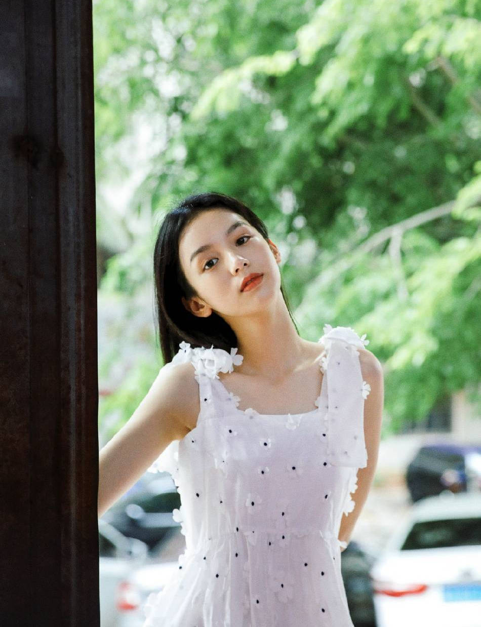 周也晒夏日胶片写真 穿白色吊带裙清新甜美显气质