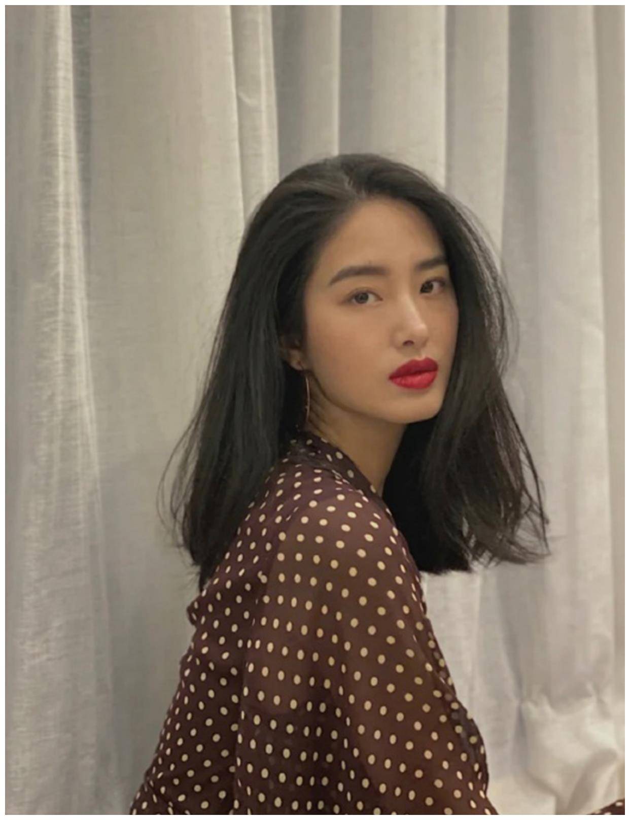 两个梨涡的杨采钰在女演员中可以说还是很有可见度的