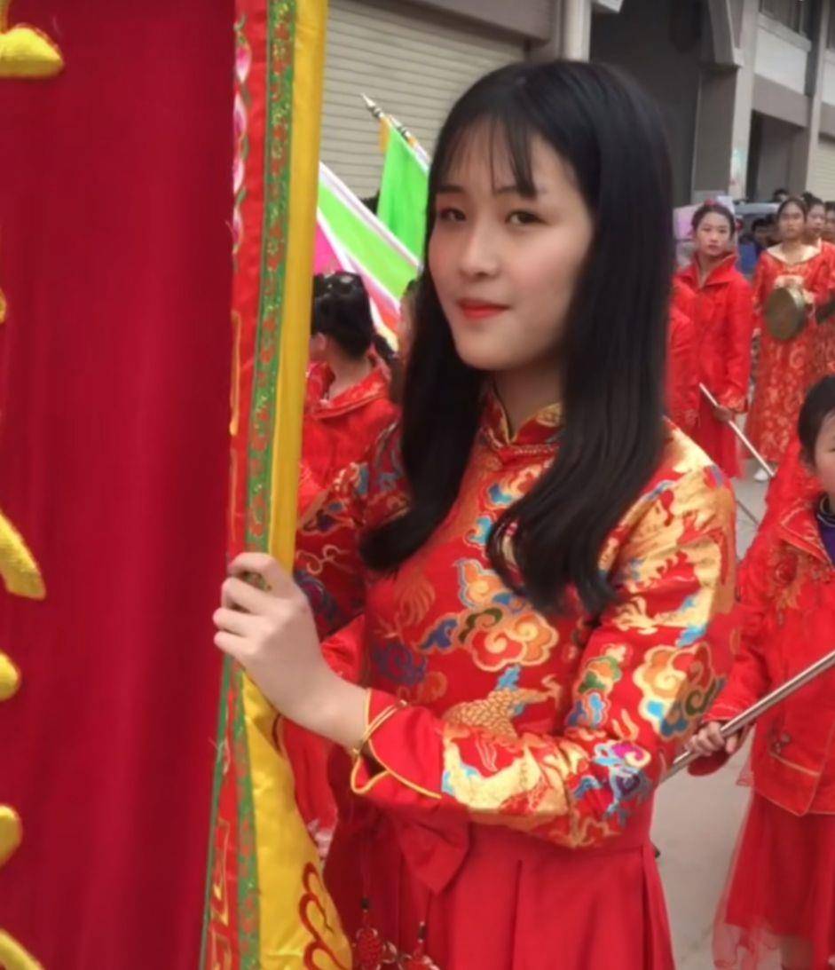 翁佳娜唇紅齒白乖巧可愛,有一種鄰家妹妹的感覺,你還記得她嗎_潮汕