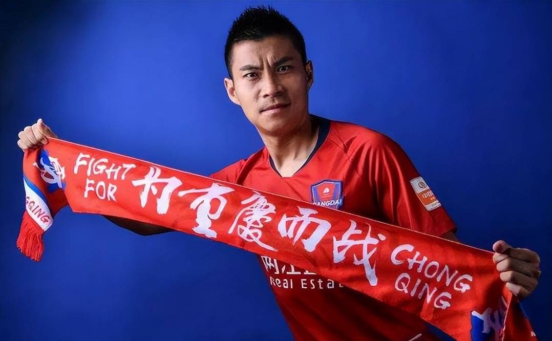 重庆队官宣解散昔日功勋队长当场流下英雄泪让球迷动容心疼