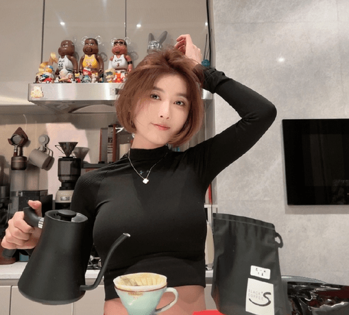 网红聂小雨写真身高1米8卖丑被全网嘲笑这图看后忍不住乐了