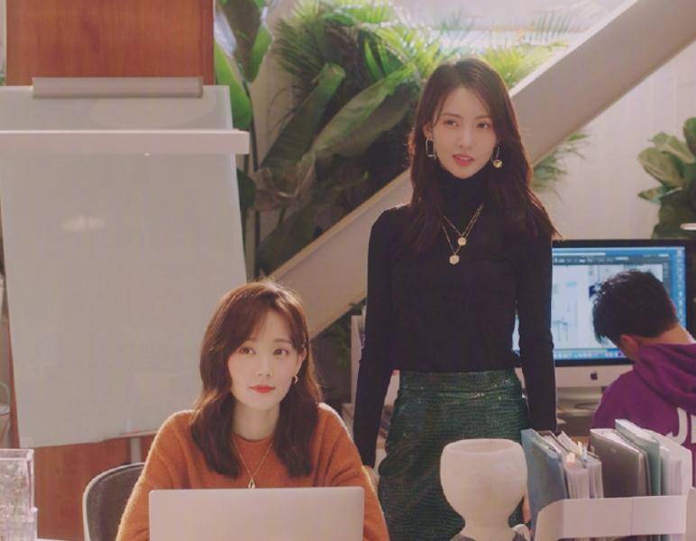 原创李一桐金晨晒同姿势自拍金晨的新发型却很吸睛瞬间拉低颜值