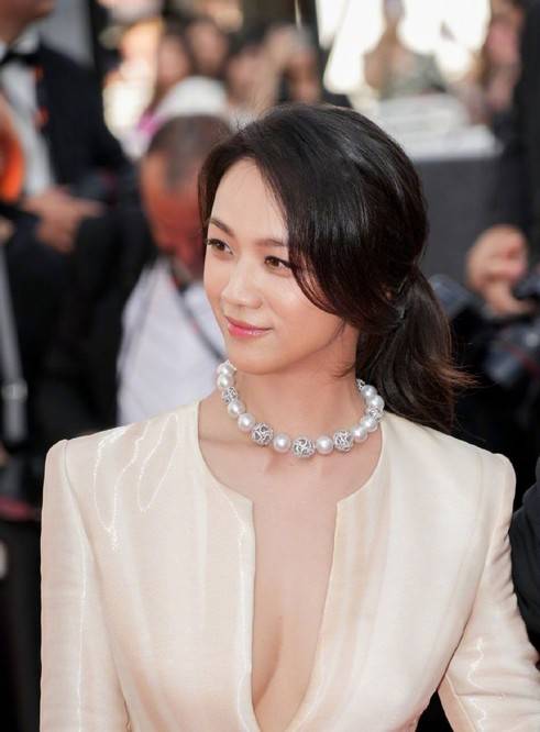 随着汤唯年龄的增长,她似乎变得更加优雅,完全迷人.