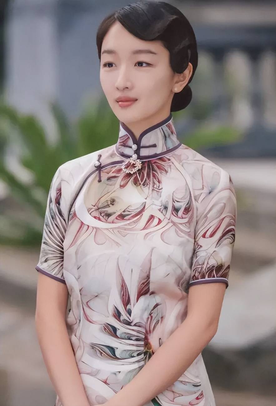 在《麻雀》中,周冬雨也有旗袍造型出镜.