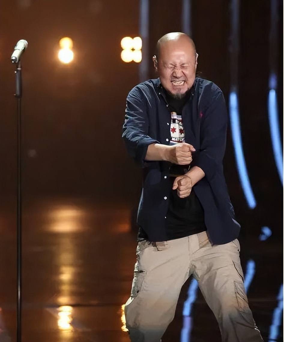 62岁腾格尔阳台摘杏子!