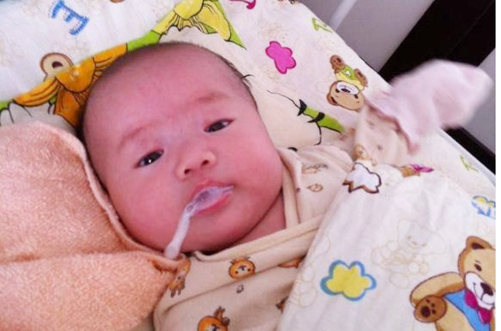 宝宝吐奶呛奶,2个做法很常见但错误,甚至有生命危险,要当心
