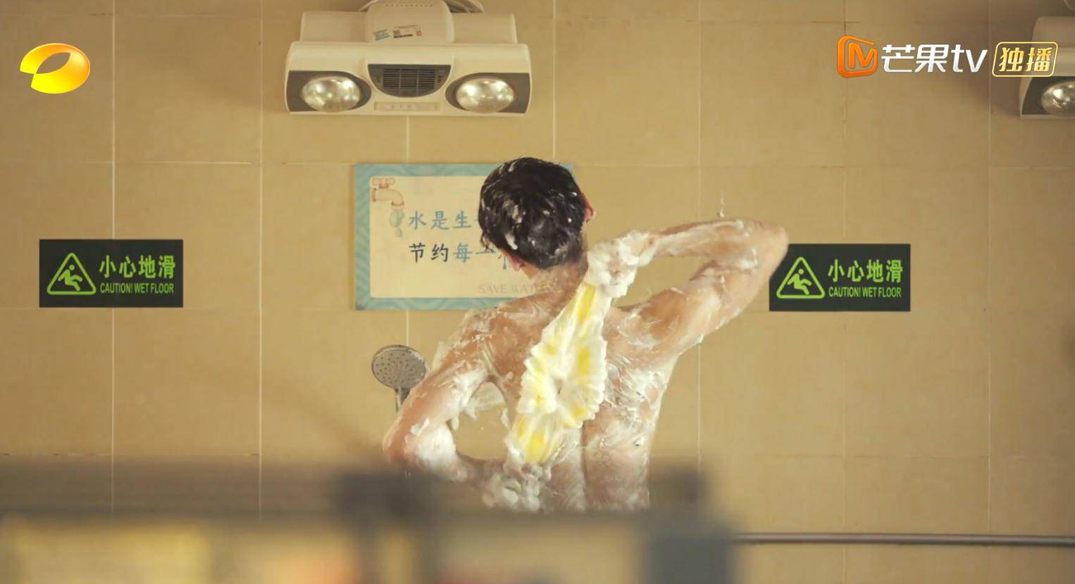 院无人的女澡堂时尚,叶小妹(吴倩)是怎么在只看到他裸体背部的情况下
