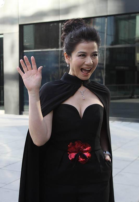 原创钟楚红真的61岁了一把年纪了还爬山素颜黑衣也不输娱乐圈小花