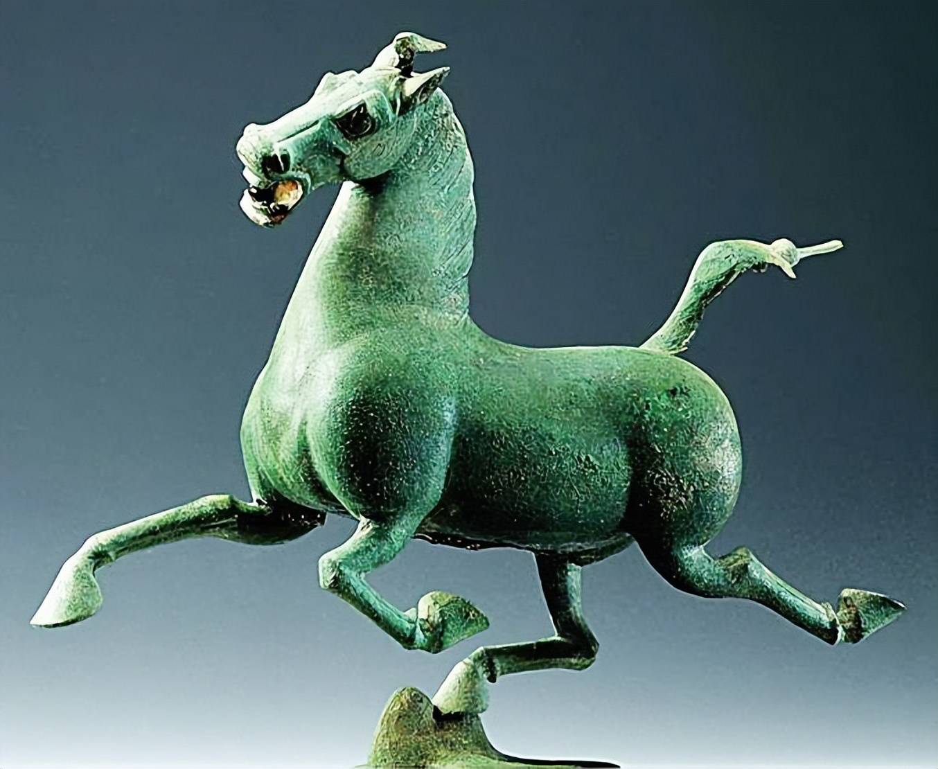 马踏飞燕、马超龙雀、铜奔马这些名字都是谁命名的？_搜狐网