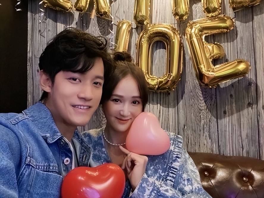 原创陈乔恩和老公出游在alan镜头下开心蹦跳婚后被宠成小姑娘