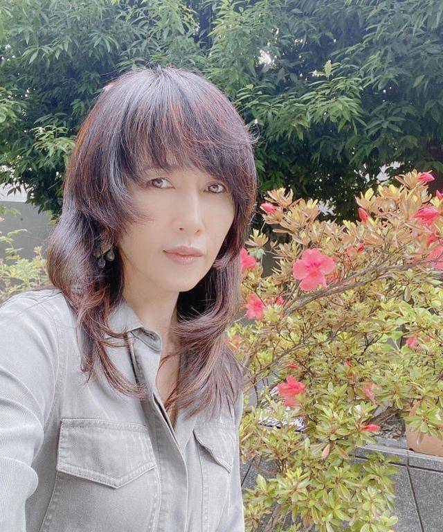 原创51岁工藤静香久违换发型变美穿连体工装帅气被整形医生夸年轻