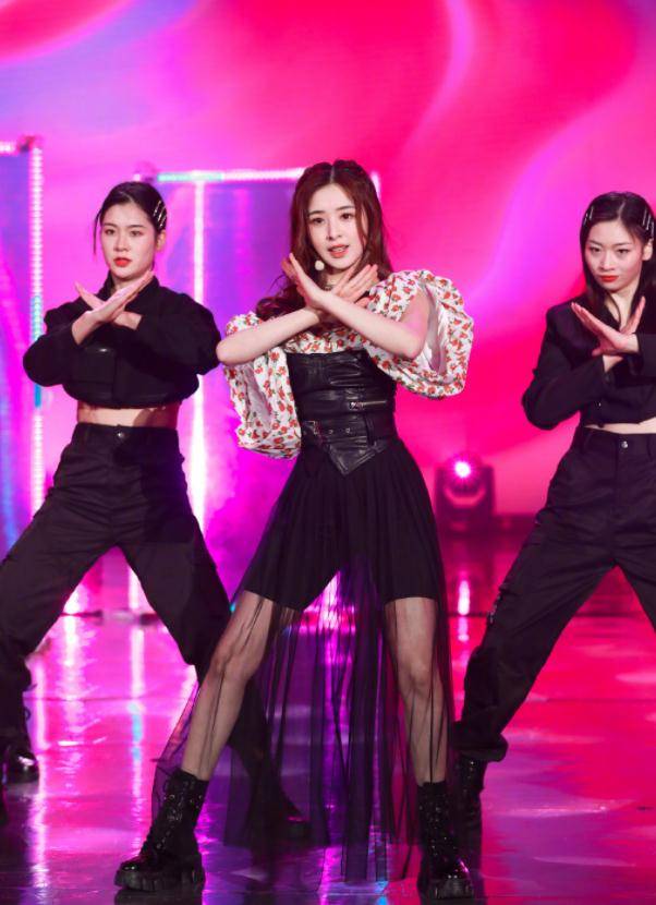 原创张含韵浪姐后翻红穿报纸裙甜美减龄哪像32岁小阿姨