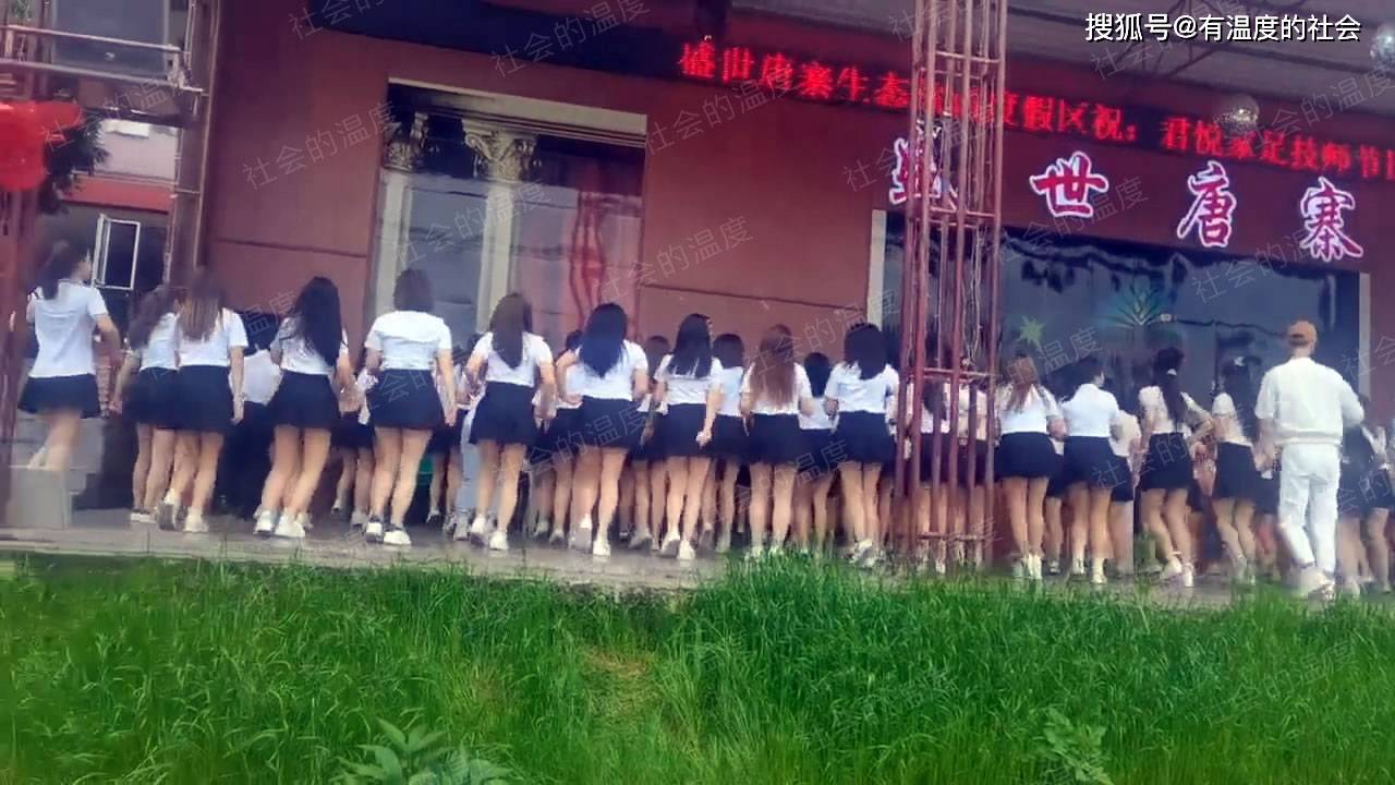 技师穿着裙子搞团建,热舞引众人点赞:凭技术赚钱挺好_动作_效果_足浴