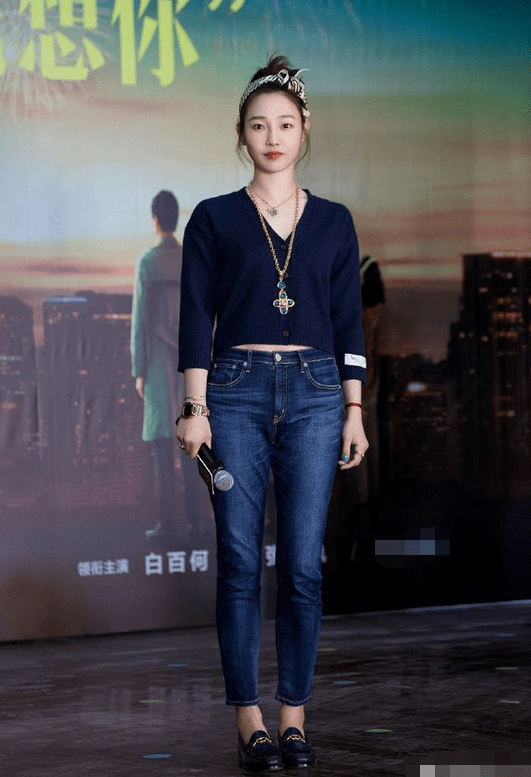白百何这套短款针织搭配紧身牛仔裤的穿法非常活泼,看起来特别有朝气