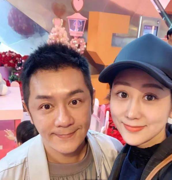陈浩民妻子蒋丽莎厨房跳舞,凌乱内景再引热议,行李箱放油烟机上_网友