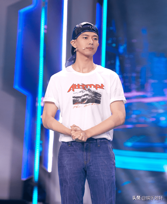 原创李现剃头后首度亮相活动裹着头巾也帅爆求王祖蓝心理阴影