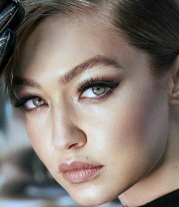 原创27岁美国超模吉吉哈迪德穿着连体泳衣惊艳亮相发布会太性感了