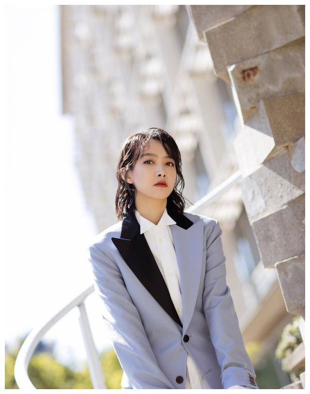 原创宋茜一身男人装白衬衫配上蓝黑拼接西装又飒又a