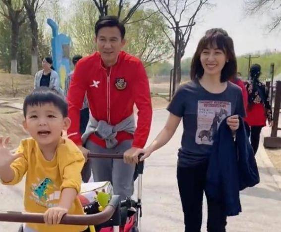 王雅琦:17岁与张铁林相恋,28岁嫁李子雄,婚后生一子,幸福美满_角色_表演_父亲