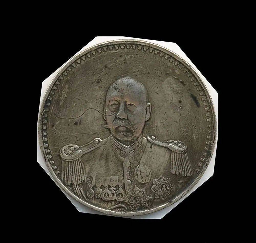 按理来说,袁大头上面印的是袁世凯的头像,而且当时的政府也已经垮台了