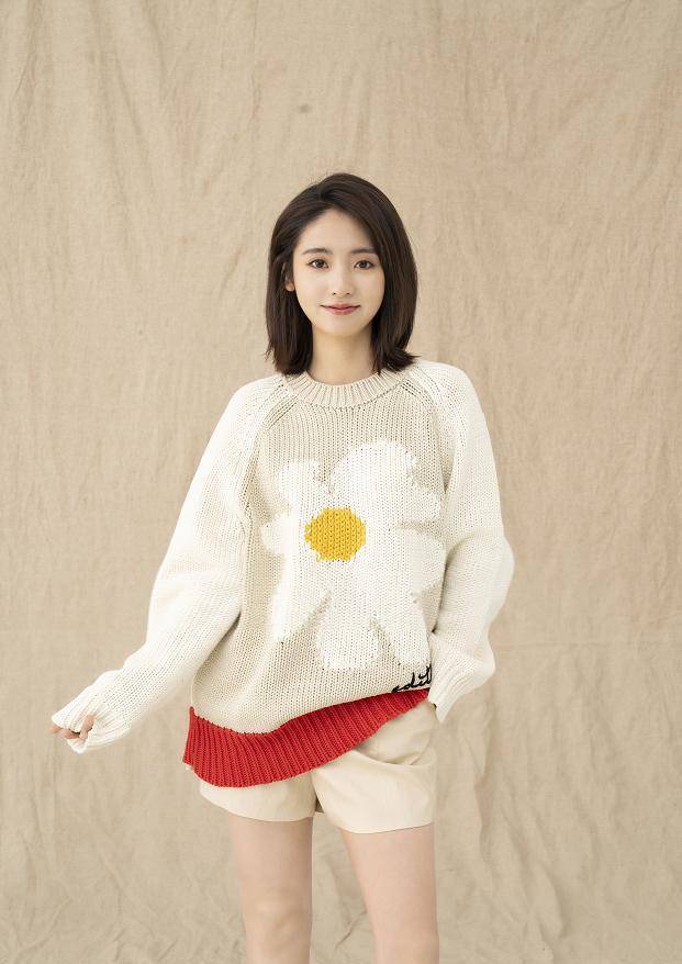 原创邢菲活动造型曝光穿时尚小白裙似富家千金奶油腿超抢镜