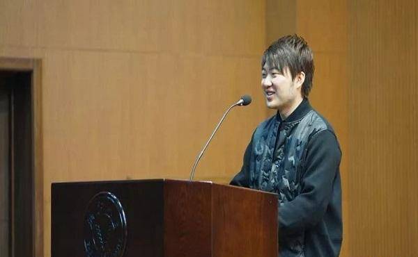 这档节目的总导演是吴彤,他也是一个经验十分丰富的导演.