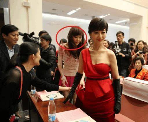 原创             64岁赵雅芝现身活动，开叉抹胸红色长裙引人侧目：这怪异的美感！