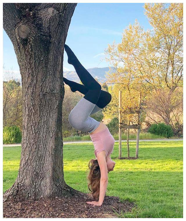 宋茜一身"男人装",白衬衫配上蓝黑拼接西装,又飒又a_动作_瑜伽_丝带