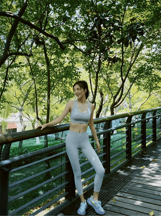 原创林峯前任吴千语晒健身美照穿运动背心紧身裤秀身材已瘦回巅峰