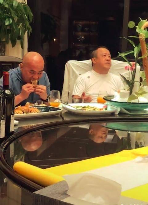 鬼脚七熊欣欣罕露面在高档酒局徒手啃螃蟹光头造型仍未变